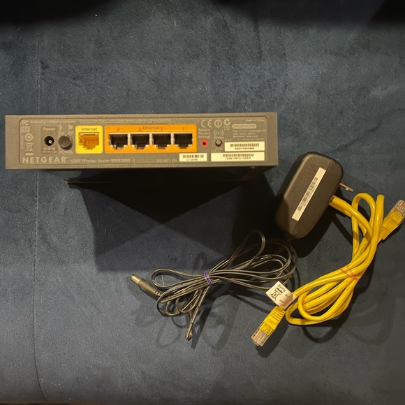 Net gear modem with cables - Picture 2 of 5